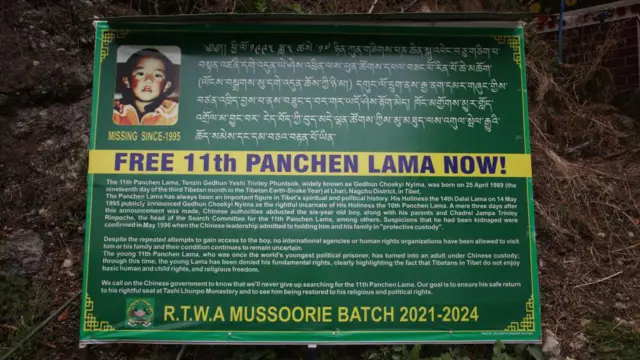 Cartaz pedindo a libertação do Panchen Lama tibetano