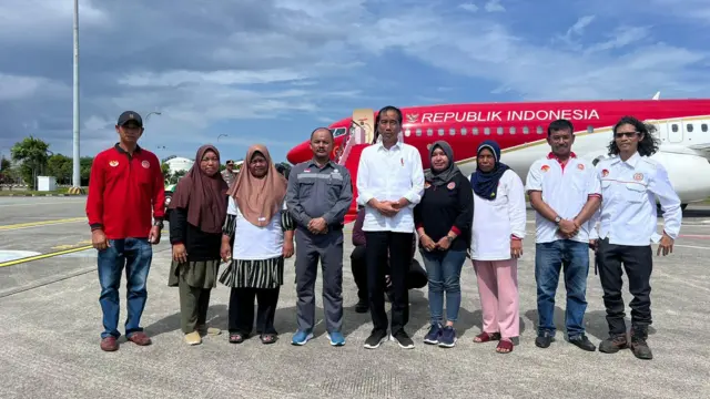 Pertemuan para istri dari sembilan petani dari kelompok tani Saloloang dengan Presiden Joko Widodo di Bandara VVIP IKN, pada Jumat (01/03).