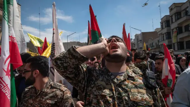 रूसी सैनिक सीरिया में एक चौकी की निगरानी करते हुए