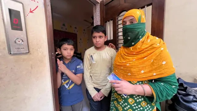 શહેનાઝ સાજીદ શેખ બંને પુત્રો સાથે