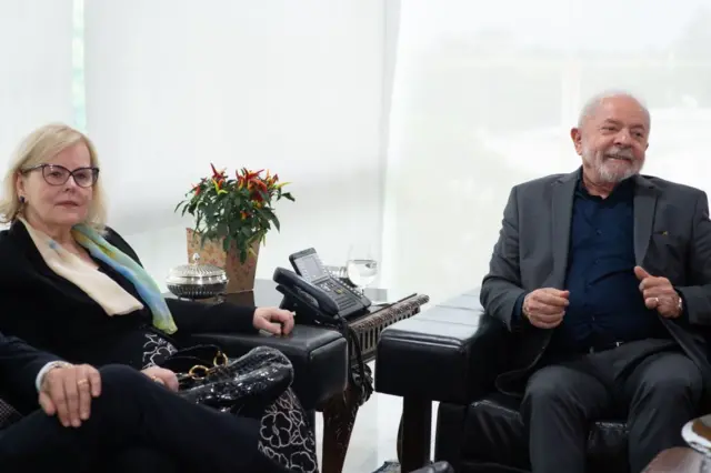 Rosa Weber e Lula durante reunião no Planalto