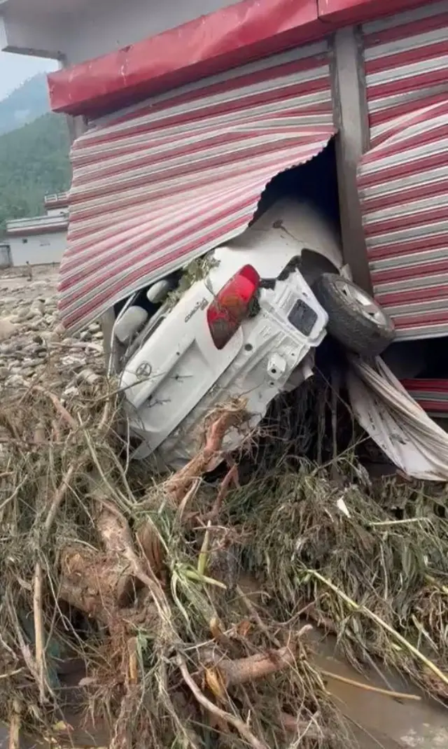 এই বন্যায় বেশন্ত্রি গ্রাম সবচেয়ে ক্ষতিগ্রস্ত স্থানগুলির মধ্যে একটি