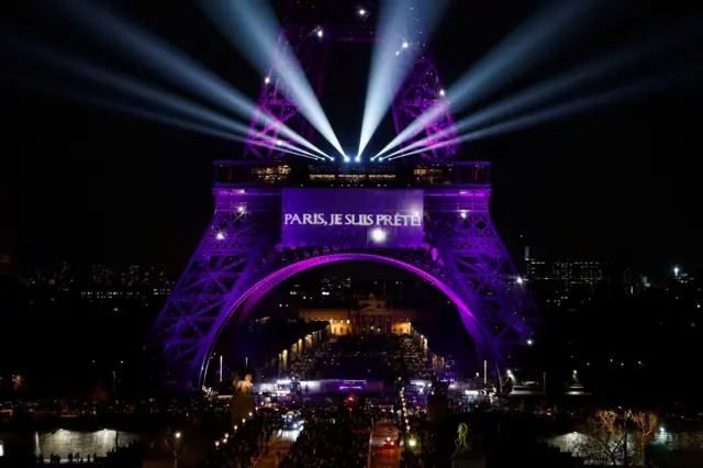 подсвеченная фиолетовым цветом эйфелевая башня