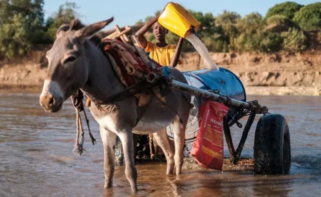 Umugabo uri ku ndogobe 