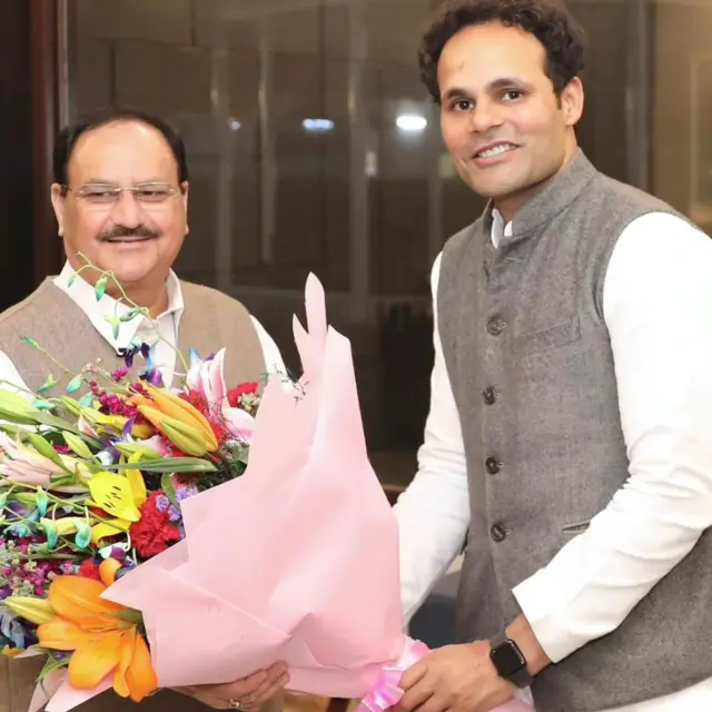 बीजेपी प्रमुख जेपी नड्डा से मिलते बसपा सांसद रितेश पांडेय. 