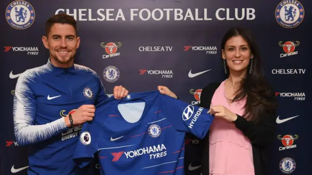 مارینا گرانوفسکایا (سمت راست) قبل از ترک چلسی در سال ۲۰۲۲، هشت سال مدیر اجرایی باشگاه بود و بر نقل و انتقالات نظارت داشت 