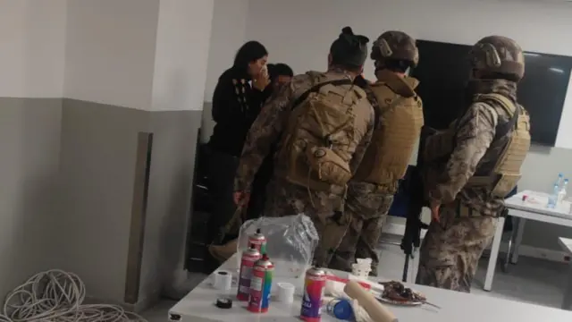 Kocaeli’nin Gebze ilçesinde temizlik ve kişisel bakım ürünleri alanında faaliyet gösteren ABD merkezli P&G şirketine ait ana binada yedi kişiyi rehin alan saldırgan, çıkarıldığı mahkeme tarafından tutuklanarak cezaevine gönderildi. 