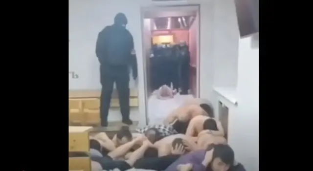 Кадрларда Россия полицияси ва билакларига "дружинник" ёзувли тасмаларни осиб олган ниқобли кишилар ярим яланғоч ҳолдаги ўнлаб одамларни ерга ётиб судралишга мажбурлаётганлари акс этади.