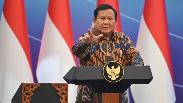 Presiden Prabowo Subianto menyampaikan pengarahan dalam Sarasehan Ekonomi Bersama Presiden RI di Menara Mandiri, Senayan, Jakarta, Selasa (8/4/2025).