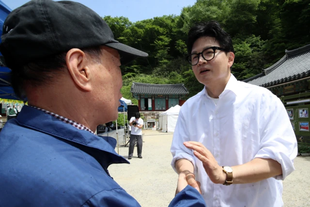 한동훈 무소속 부산 북구갑 국회의원 후보가 불기 2570년 부처님오신날인 24일 부산 사상구 운수사를 찾아 불자들에게 지지를 호소하고 있다