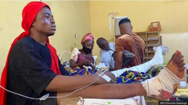 Pupọ ninu awọn to sa pamọ si abẹ aga ati ori pẹpẹ, ni wọn fi ibọn fọ ni ẹsẹ