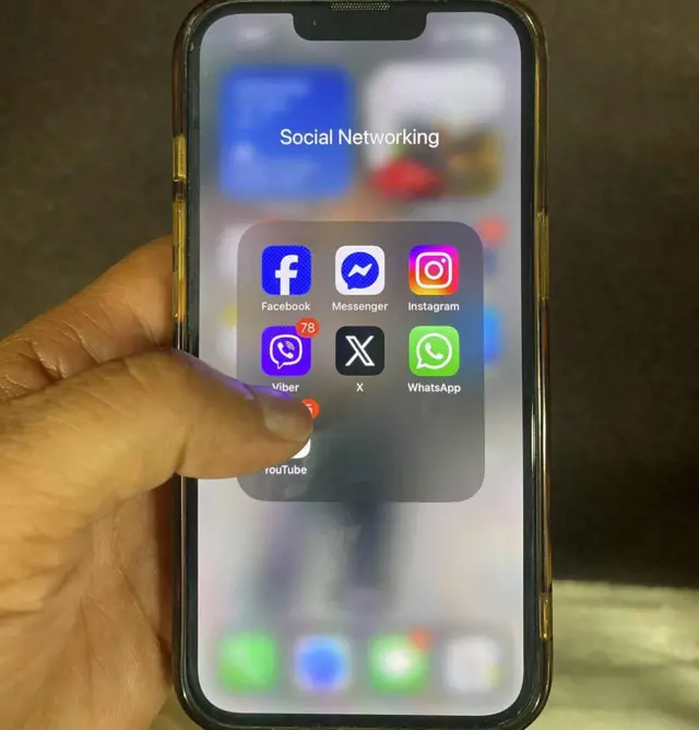 मोबाइल स्क्रीनमा देखिएको सामाजिक सञ्जाल