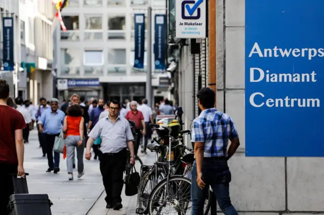 Pedestres passam ao lado do 'Centro dos Diamantes' em Antuérpia