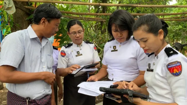 သန်းခေါင်စာရင်းကောက်ယူနေတဲ့ လဝက ဝန်ထမ်းတွေ