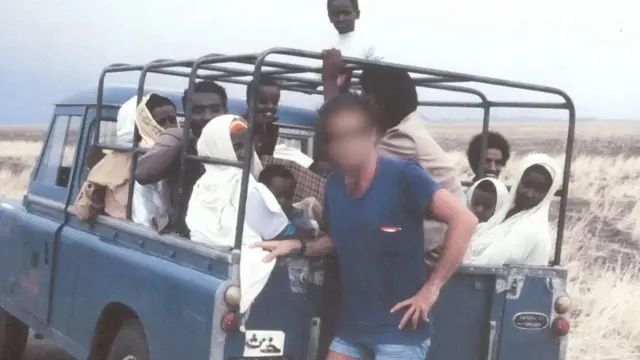 Nin wakiil ah oo Mosad ah ayaa ag taagan baabuur Landrover ah oo ay ka buuxaan Yuhuud Itoobiyaan ah oo laga soo tahriibinayo Suudaan