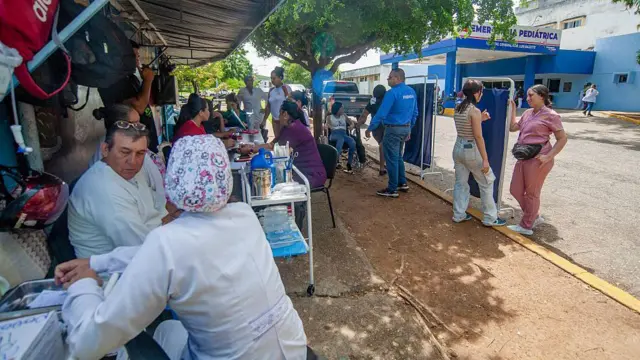 Personal médico atiende a pacientes frente al Hospital Luis Razeti un día después del sismo.
