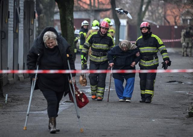 Спасатели помогают жителям Киева