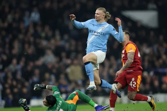 Manchester United'ın golcüsü Erling Haaland, Galatasaray'ı 2-0 yendikleri maçta takımının ilk golünü atıyor