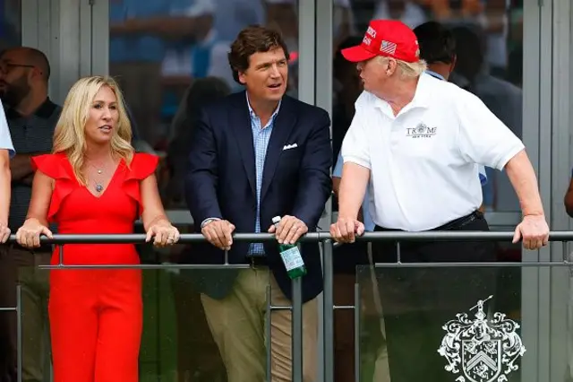 Donald Trump, Tucker Carlson e Marjorie Taylor Greene em 31 de julho de 2022 