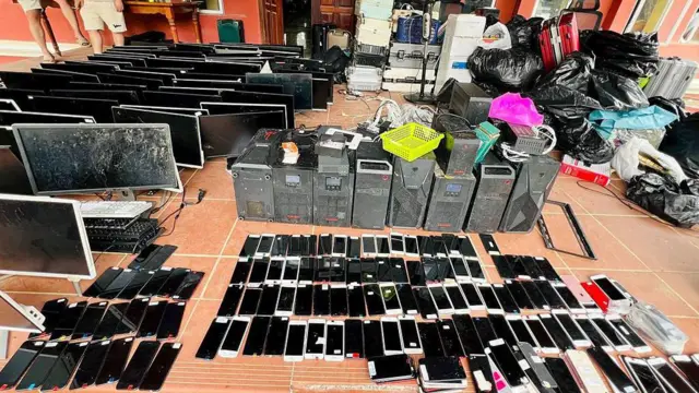 Alat-alat yang digunakan dalam penipuan daring di Kamboja, 18 Juli 2025.