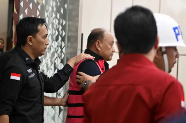 Tersangka dugaan tindak pidana korupsi tata kelola program Makan Bergizi Gratis (MBG) pada Badan Gizi Nasional (BGN) Dadan Hindayana (tengah) berjalan menuju mobil tahanan di Kejaksaan Agung, Jakarta, Rabu (3/6/2026). Kejaksaan Agung menetapkan mantan Kepala BGN Dadan Hindayana, dan dua mantan Wakil Kepala BGN yakni Sony Sanjaya dan Lodewyk Pusung sebagai tersangka dugaan tindak pidana korupsi tata kelola program MBG pada BGN tahun 2025-2026. 