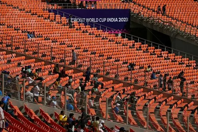 ආරම්භක තරගය සඳහා අද දිනයේදී අහමදාබාද් හි නරේන්ද්‍ර මෝදී ක්‍රීඩාංගණයට පැමිණ සිටියේ ඉතා අවම ප්‍රේක්ෂක සංඛ්‍යාවක් විය.