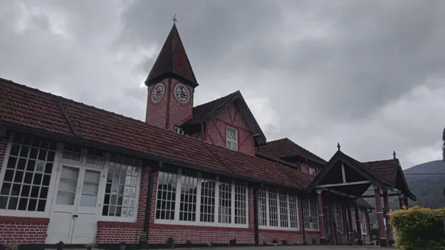 1894 දී ඉදි කර ඇති මෙම ගොඩනැගිල්ල තට්ටු දෙකකින් සමන්විත වන අතර, ඔරලෝසු කුළුණකින් ද සමන්විත ය.