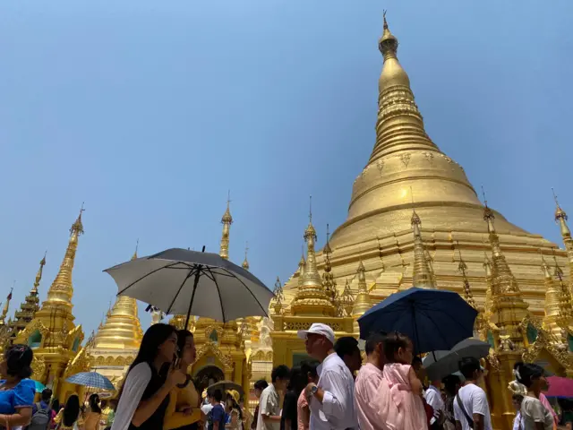 အများပြည်သူရုံးပိတ်ရက် ရန်ကုန်မြို့ ရွှေတိဂုံဘုရားမြင်ကွင်း (ပုံဟောင်း) 
