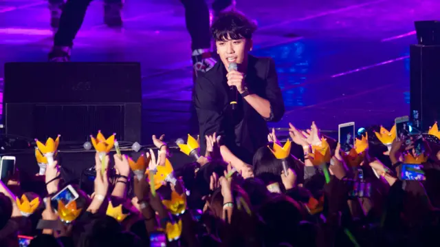 パフォーマンス中のスンリと大勢のファン（2013年）