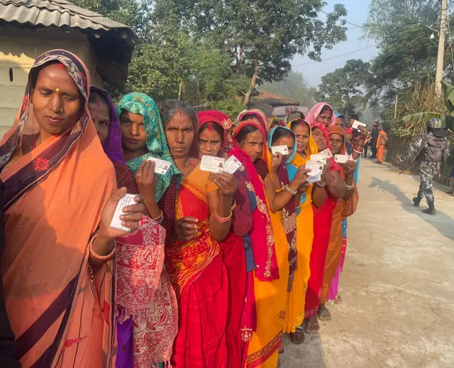 स्थानीय तह उपनिर्वाचनमा मतदानका लागि लाइन