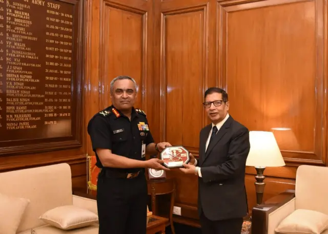 नयाँ दिल्लीस्थित तत्कालीन नेपाली राजदूतसँग भारतीय सेनाध्यक्ष मनोज पांडे
