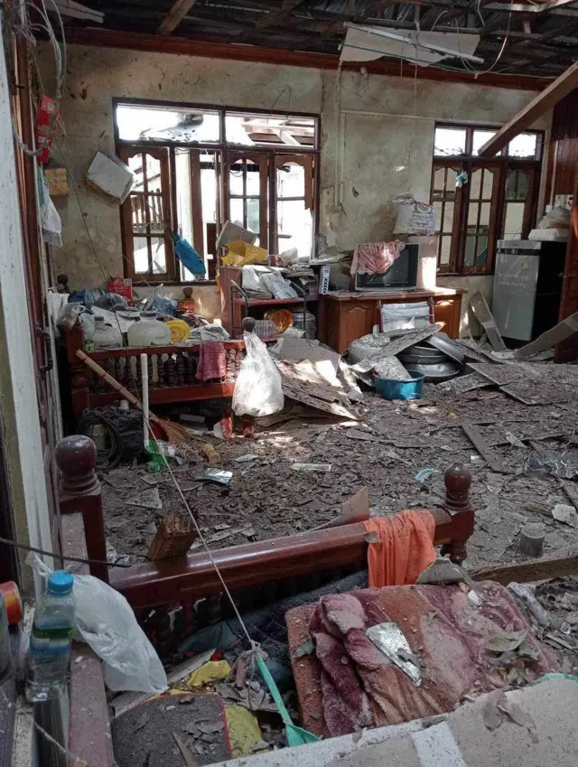 ကော့ကရိတ်မြို့ကနေအိမ်တစ်လုံးကို လက်နက်ကြီးကျရောက်လို့နေအိမ်ပျက်စီးသွားခဲ့