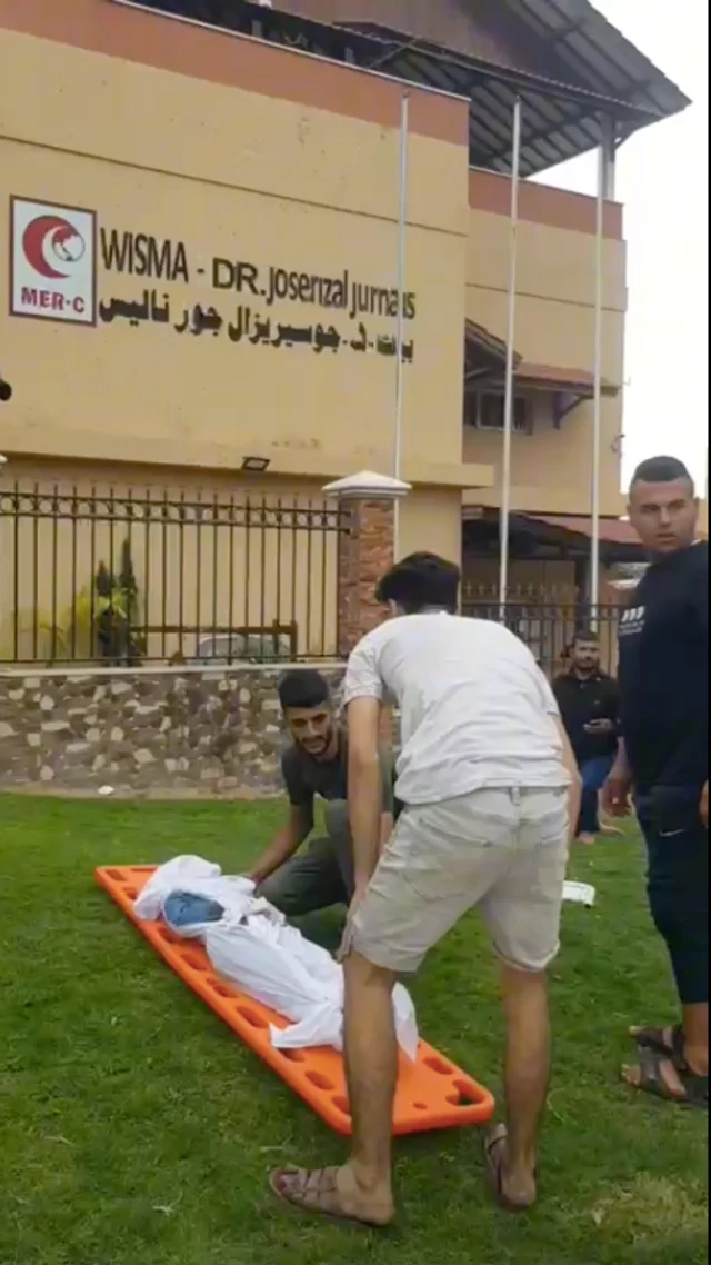 Pasien membeludak di RS Indonesia di Jalur Gaza.