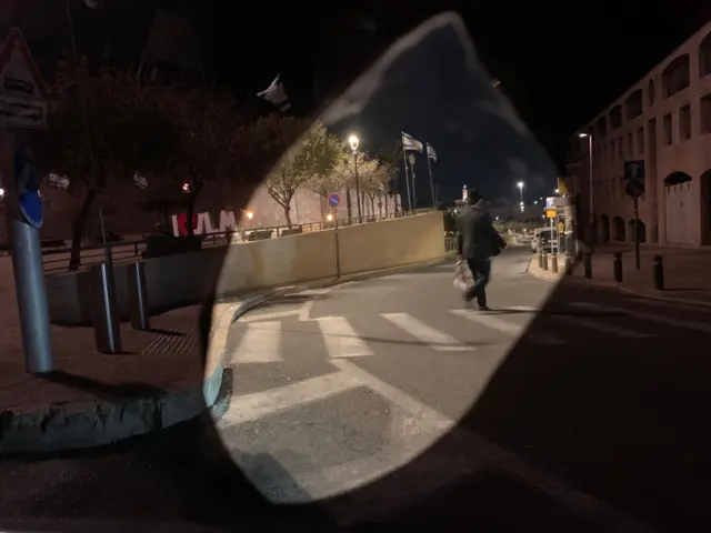 مردی تنها در خیابان شب هنگام در شهر سدیروت، اسرائیل