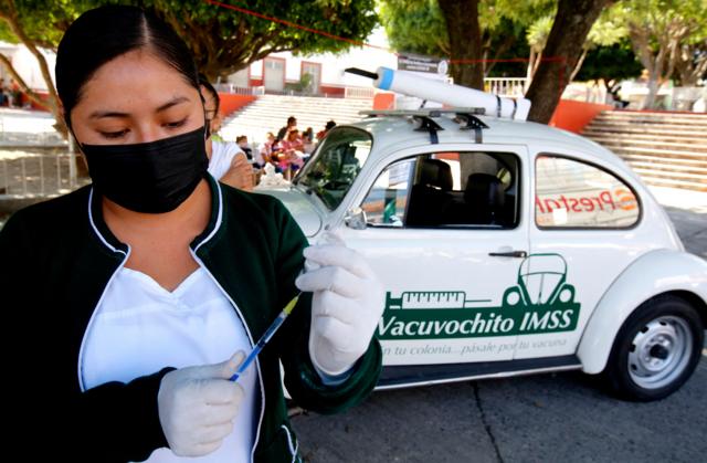  nurse from the Mexican Social Security Institute (IMSS) prepares a dose of AstraZeneca's Covid-19 vaccine during a campaign to reach out to people in low-income neighbourhoods, in Guadalajara, Jalisco state, Mexico, on 24 April 2022