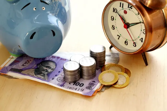 तज्ज्ञांना वाटतं की जेव्हा म्युच्युअल फंडात एसआयपीद्वारे गुंतवणूक करता तेव्हा तुम्ही कमी किंमतीत म्युच्युअल फंडाचे जास्तीत युनिट्स विकत घेण्यावर लक्ष दिलं पाहिजे.