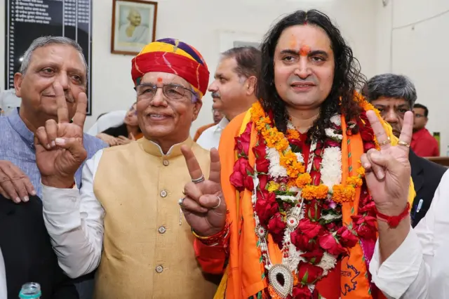 जयपुर शहर की हवा महल सीट से विधायक चुने जाने के बाद बालमुकंद आचार्य