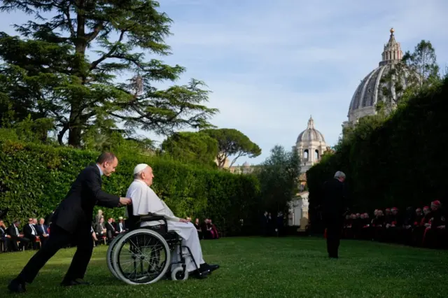 Popu Francis kpọrọ ndị nnọchiteanya Izrel na Palestinia oku n'ogige Vatican Gardens na 7 Juun 2024 ka ha kpee ekpere maka udo na Gaza. 