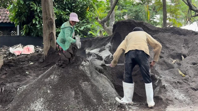 Kuli perempuan di Bali