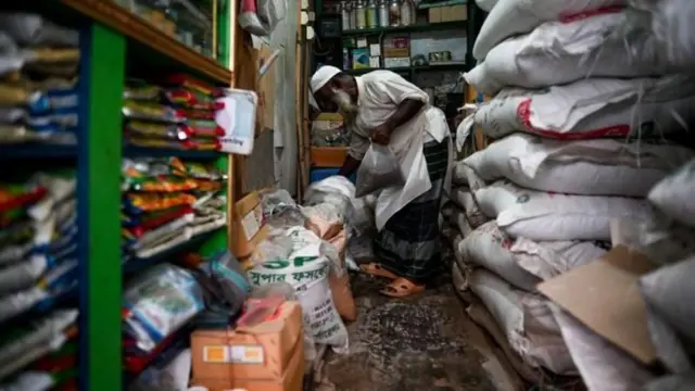 বাংলাদেশে কৃষি উৎপাদন বাড়াতে ভর্তুকি মূল্যে সার সরবরাহ করে থাকে সরকার