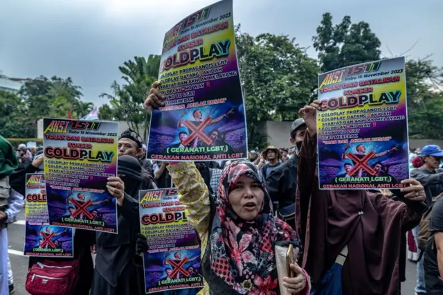 Kelompok masyarakat menuntut pembatalan konser musik Coldplay yang mereka tuduh mendukung LGBTQ pada November 2023.