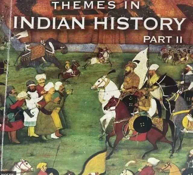 2002-2003 या शैक्षणिक वर्षात 11 वी आणि 12 वीच्या पुस्तकांमधून मुघलांवरील धडे काढून टाकण्यात आले नव्हते, मात्र त्यांची मांडणी बदलण्यात आली होती