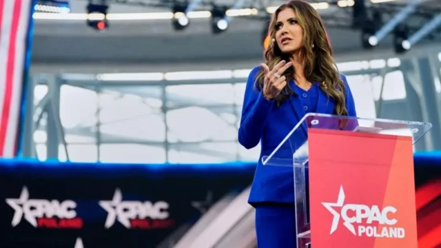 کریستی نوم، وزیر امنیت داخلی آمریکا، پشت تربیون سخنرانی