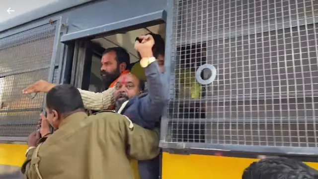 शेगावमध्ये मनसेच्या कार्यकर्त्यांना ताब्यात घेताना पोलीस.