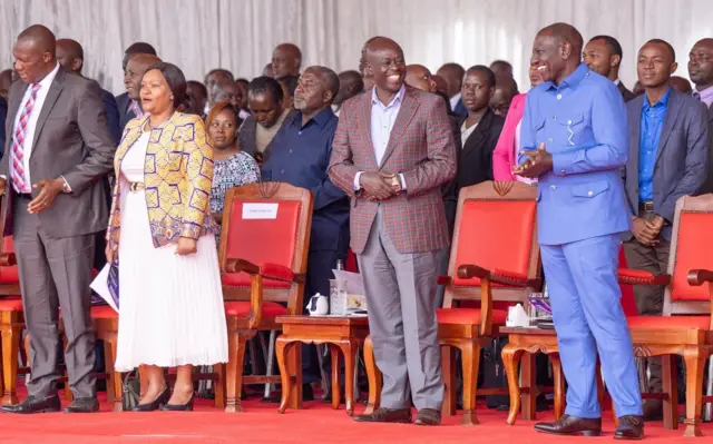 Perezida William Ruto (iburyo) na visi Perezida Rigathi Gachagua mu misa i Nyahururu ku cyumweru