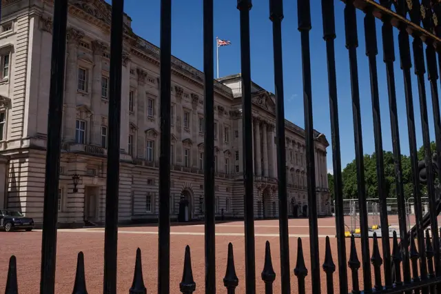 Buckingham Sarayı’nın bariyerler ardından genel görünümü (06 Temmuz 2026)