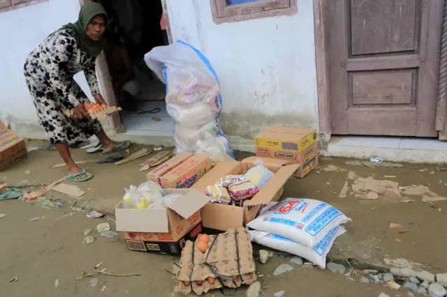 Warga korban bencana menata bantuan seusai disalurkan di Desa Jambak, Pante Ceureumen, Aceh Barat, Aceh, Rabu (17/12/2025). Berdasarkan data Kepala Pelaksana Badan Penanggulangan Bencana Daerah (BPBD) Aceh Barat Teuku Ronal Nehdiansyah, pihaknya telah menyalurkan bantuan kepada warga terdampak 39.890 jiwa atau 13.826 kepala keluarga yang tersebar di 146 desa di 10 Kecamatan dengan rincian 13.826 karung ukuran 10 kg beras, 13.826 papan telur dan 13.826 kotak mineral.