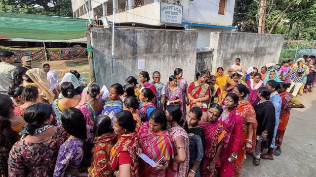 मुर्शिदाबाद में एक मतदान केंद्र पर महिला वोटरों की भीड़
