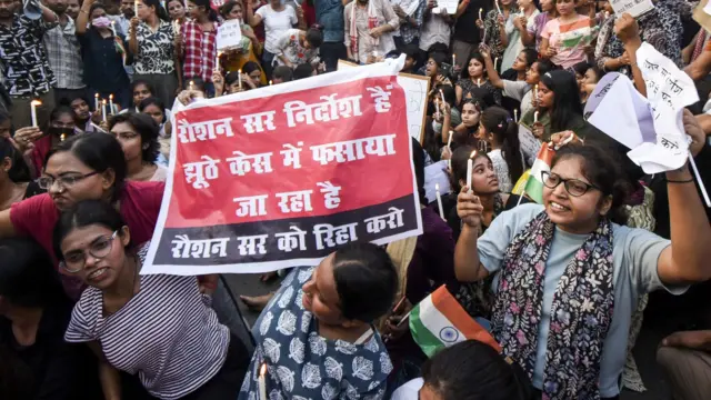 प्रदर्शन करते स्टूडेंट्स