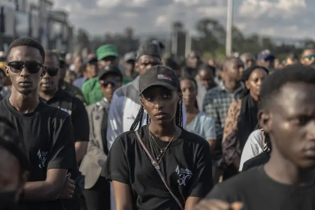 Des jeunes participent à la marche du souvenir lors des commémorations du 30e anniversaire du génocide des Tutsis à Kigali 2024